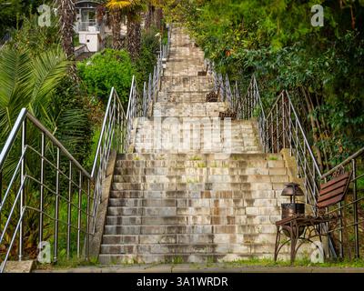 Sotchi, Russie - 24 mars 2024 : escaliers menant à la station supérieure du funiculaire du sanatorium Voroshilov, Sotchi Banque D'Images