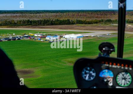 Vue de l'intérieur depuis l'atterrissage de l'hélicoptère à l'aéroport régional de Brockville, avec les jauges et l'aéroport mis au point. Banque D'Images