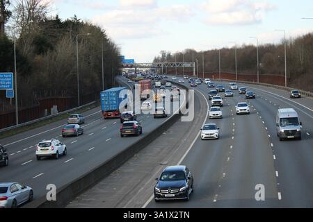 Accélération de la circulation sur la Smart Motorway M25 dans un virage doux dans le sens des aiguilles d'une montre Banque D'Images