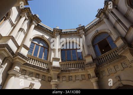 Vue de bas en haut du bâtiment Venetian Loggia qui abrite actuellement l'Hôtel de ville à Héraklion, Crète, Grèce Banque D'Images
