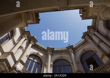 Vue de bas en haut du bâtiment Venetian Loggia qui abrite actuellement l'Hôtel de ville à Héraklion, Crète, Grèce Banque D'Images
