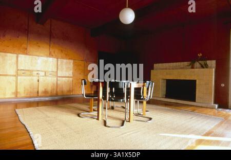 1998 Caputh Archivio Storico Olycom/Lapresse Albert Einstein (Ulma, 14 marzo 1879 - Princeton, 18 aprile 1955) è stato un fisico tedesco naturalizzato svizzero e statunitense. Considerato il più important fisico del XX secolo e in generale uno dei più importanti studiosi e pensatori del XX secolo, è conosciuto al grande pubblico per la Formula dell'Equivalenza massa-energia, E=mc², definita 'l'equazione più famosa al mondo', per la relatività ristretta (1905), la relatività generale (1916) e molti altri suoi lavori, che ebbero enza la grippe della filoscioanche. Nel 1921 Banque D'Images