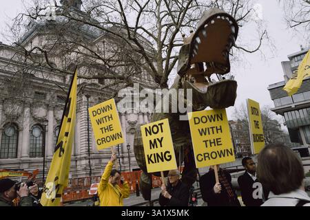 Manifestation anti-monarchie à Londres des activistes de Republic organisent une manifestation devant l'abbaye de Westminster le jour du Commonwealth, dévoilant un T-Rex géant portant une couronne pour symboliser la monarchie comme une institution obsolète. Les manifestants tiennent des pancartes indiquant pas mon roi, à bas la couronne, et Ditch the Duchies, critiquant le rôle et la richesse de la famille royale britannique. La manifestation remet en question l'héritage du Commonwealth et les liens monarchies avec le colonialisme et les privilèges. Londres Angleterre Royaume-Uni Copyright : xx Banque D'Images