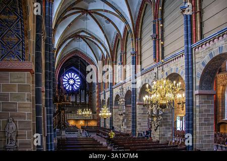 La nef principale de la cathédrale de Brême, un bâtiment gothique avec des piliers colorés et de fausses colonnes, des voûtes croisées et une rosace en vitrail. Brême Banque D'Images