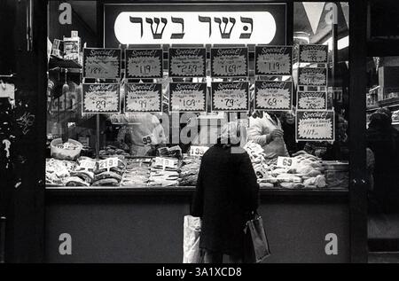Photos du milieu des années 1970 d'une femme juive faisant du shopping dans une boucherie casher sur Brighton Beach avenue à Brighton Beach, Brooklyn, New York. Le Hebr Banque D'Images