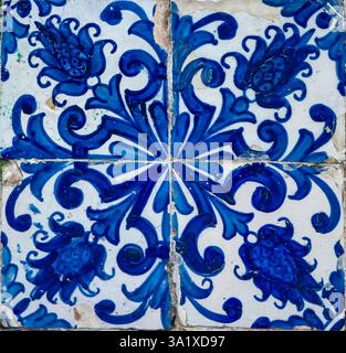 Admirez les motifs floraux exquis des azulejos de Lisbonne, capturant l'essence de l'art et de la culture portugaises dans une publicité de carreaux bleus et blancs vibrants Banque D'Images