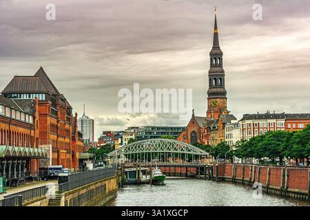 Paysage urbain de Hambourg avec église Catherine donnant sur le canal historique et le pont en arc. Hambourg, Allemagne, Europe Banque D'Images