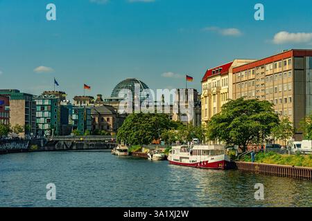 Bateaux touristiques amarrés sur la rivière Spree avec le bâtiment du Reichstag en arrière-plan sous le ciel bleu. Berlin, Allemagne, Europe Banque D'Images