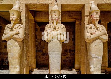 Osiride statues d'Hatshepsout portant la double couronne de la terrasse supérieure du temple mortuaire d'Hatshepsout Banque D'Images