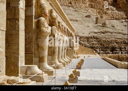 La rangée de statues d'Osiride sur la terrasse supérieure du temple mortuaire d'Hatshepsout reflète la distinction géographique entre la haute et la basse Égypte Banque D'Images