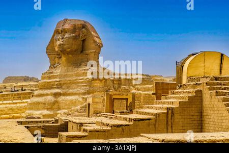 Le complexe du Sphinx regardant à travers le temple du nouvel Empire d'Amenhotep II, vers le Grand Sphinx Banque D'Images