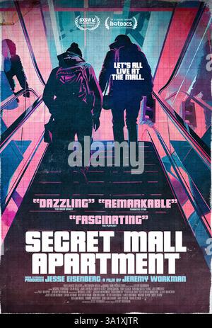 Secret Mall Apartment (2024) réalisé par Jeremy Workman et mettant en vedette Jesse Eisenberg, Michael Townsend et Clare Mancinon. En 2003, huit Rhode Islanders ont créé un appartement secret dans un centre commercial animé et y ont vécu pendant quatre ans, filmant tout le long du chemin. Bien plus qu'une farce, l'appartement secret est devenu un endroit profondément significatif pour toutes les personnes impliquées. Affiche AMÉRICAINE À une feuille POUR USAGE ÉDITORIAL UNIQUEMENT. Crédit : BFA / Wheelhouse Creative Banque D'Images