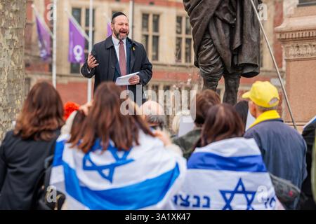 Parliament Square, Westminster, Londres, Royaume-Uni. 10 mars 2025. Une veillée interreligieuse pacifique a eu lieu sur la place du Parlement, en souvenir d'Ariel et Kfir Bibas, et de leur mère Shiri, assassinés à Gaza après avoir été pris en otage d'Israël le 7 octobre 2023. La veillée fait partie d'une campagne mondiale, "Light Up for Bibas", appelant à ce que les monuments de Londres soient allumés en orange le 13 mars, rejoignant les villes du monde entier pour se souvenir de la famille Bibas et se tenir unis contre la haine. Crédit : Amanda Rose/Alamy Live News Banque D'Images