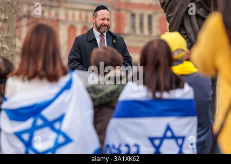 Parliament Square, Westminster, Londres, Royaume-Uni. 10 mars 2025. Une veillée interreligieuse pacifique a eu lieu sur la place du Parlement, en souvenir d'Ariel et Kfir Bibas, et de leur mère Shiri, assassinés à Gaza après avoir été pris en otage d'Israël le 7 octobre 2023. La veillée fait partie d'une campagne mondiale, "Light Up for Bibas", appelant à ce que les monuments de Londres soient allumés en orange le 13 mars, rejoignant les villes du monde entier pour se souvenir de la famille Bibas et se tenir unis contre la haine. Crédit : Amanda Rose/Alamy Live News Banque D'Images