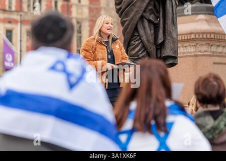 Parliament Square, Westminster, Londres, Royaume-Uni. 10 mars 2025. Une veillée interreligieuse pacifique a eu lieu sur la place du Parlement, en souvenir d'Ariel et Kfir Bibas, et de leur mère Shiri, assassinés à Gaza après avoir été pris en otage d'Israël le 7 octobre 2023. La veillée fait partie d'une campagne mondiale, "Light Up for Bibas", appelant à ce que les monuments de Londres soient allumés en orange le 13 mars, rejoignant les villes du monde entier pour se souvenir de la famille Bibas et se tenir unis contre la haine. Crédit : Amanda Rose/Alamy Live News Banque D'Images