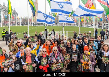 Parliament Square, Westminster, Londres, Royaume-Uni. 10 mars 2025. Une veillée interreligieuse pacifique a eu lieu sur la place du Parlement, en souvenir d'Ariel et Kfir Bibas, et de leur mère Shiri, assassinés à Gaza après avoir été pris en otage d'Israël le 7 octobre 2023. La veillée fait partie d'une campagne mondiale, "Light Up for Bibas", appelant à ce que les monuments de Londres soient allumés en orange le 13 mars, rejoignant les villes du monde entier pour se souvenir de la famille Bibas et se tenir unis contre la haine. Crédit : Amanda Rose/Alamy Live News Banque D'Images