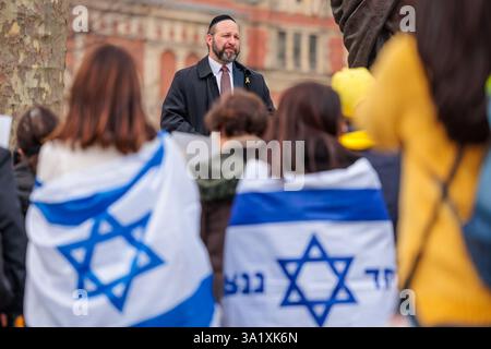 Parliament Square, Westminster, Londres, Royaume-Uni. 10 mars 2025. Une veillée interreligieuse pacifique a eu lieu sur la place du Parlement, en souvenir d'Ariel et Kfir Bibas, et de leur mère Shiri, assassinés à Gaza après avoir été pris en otage d'Israël le 7 octobre 2023. La veillée fait partie d'une campagne mondiale, "Light Up for Bibas", appelant à ce que les monuments de Londres soient allumés en orange le 13 mars, rejoignant les villes du monde entier pour se souvenir de la famille Bibas et se tenir unis contre la haine. Crédit : Amanda Rose/Alamy Live News Banque D'Images