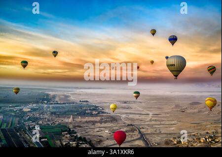 Vol en montgolfière en direction du complexe du temple Medinet Habu et au-dessus du village abandonné Sheikh Abd el-Qurna sur la rive ouest de Louxor Banque D'Images
