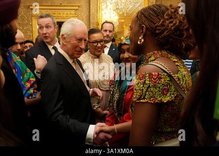 Le roi Charles III (à gauche) s'entretient avec les invités alors qu'il assiste à la réception annuelle du jour du Commonwealth à Marlborough House à Londres. Date de la photo : lundi 10 mars 2025. Banque D'Images