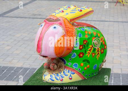 Kiev, Ukraine - 22 avril 2018 : grandes installations de lapins peints présentées sur la place. Festival d'art folklorique Banque D'Images