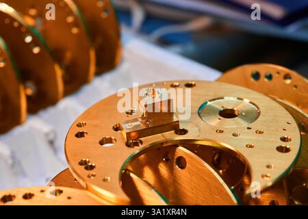 Bases de mécanisme de montre complexes fabriquées avec précision dans l'atelier d'une usine de métallurgie animée Banque D'Images