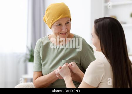 Femme atteinte d'un cancer et sa fille à la maison Banque D'Images