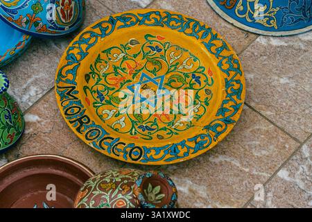 Artisan juif peignant et décorant des produits céramiques dans l'usine de la vieille ville à Rabat, Maroc, Afrique du Nord Banque D'Images