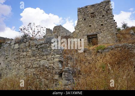Le village de Raftis, abandonné depuis les années 1960, construit par les Vénitiens vers 1400, a servi plus tard d'observatoire pour les Turcs Banque D'Images