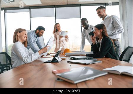 Sur la réunion, discuter des plans. Groupe d'employés de bureau sont ensemble à l'intérieur. Banque D'Images