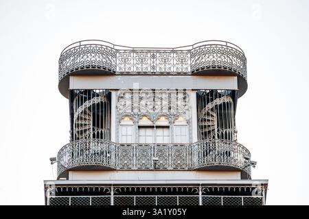 Lisbonne, Portugal - 28 décembre 2024 : le sommet du célèbre ascenseur Santa Justa de Lisbonne, offrant une vue panoramique sur la ville Banque D'Images