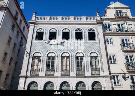 Une façade historique dans le centre-ville de Lisbonne recouverte de tuiles azulejo emblématiques Banque D'Images