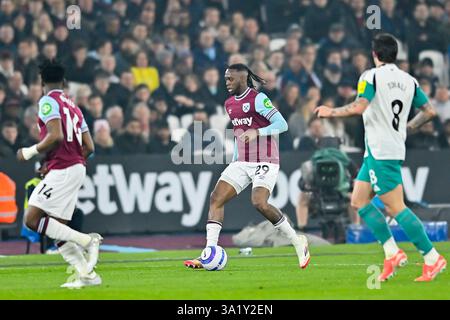 London Stadium, Stratford, Royaume-Uni. 10 mars 2025.Aaron Wan Bissaka (29 West Ham) contrôle le ballon lors du match de premier League entre West Ham United et Newcastle United au London Stadium de Stratford le lundi 10 mars 2025. (Photo : Kevin Hodgson | mi News) crédit : MI News & Sport /Alamy Live News Banque D'Images