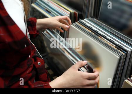 Femme choisissant des disques vinyle en magasin, gros plan Banque D'Images