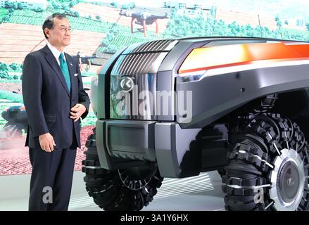 Osaka, Japon. 10 mars 2025. Yuichi Kitao, président de Kubota, fabricant japonais de machines agricoles et de construction, présente le modèle prototype d'un robot agricole « Versatile Platform robot type V » lors d'un aperçu de presse d'un pavillon « future City » de l'exposition universelle 2025 Osaka, Kansai à Osaka, dans l'ouest du Japon, le lundi 10 mars 2025. L’Expo 2025 débutera du 13 avril au 13 octobre. (Photo de Yoshio Tsunoda/AFLO) crédit : Aflo Co. Ltd./Alamy Live News Banque D'Images