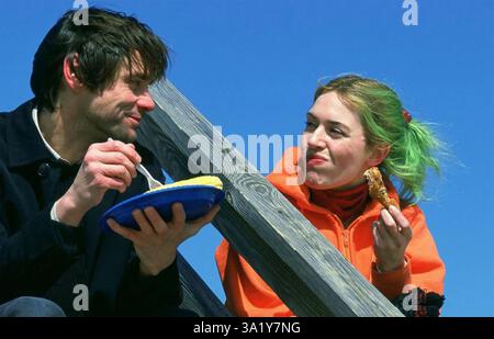 ETERNAL SUNSHINE OF THE SPOTLESS MIND 2004 Focus présente un film avec Kate Winslet dans le rôle de Clementine Kruczynski et Jim Carrey dans le rôle de Joel Barish Banque D'Images