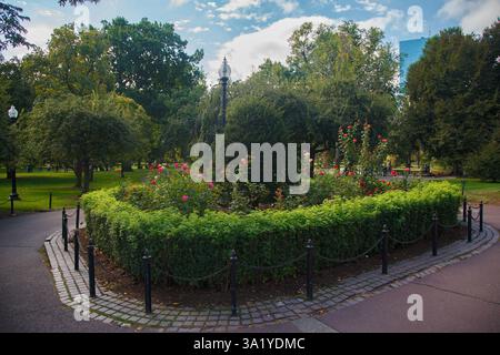 Le jardin de fleurs et lampadaires vintage au jardin public à Boston, Massachusetts, États-Unis Banque D'Images