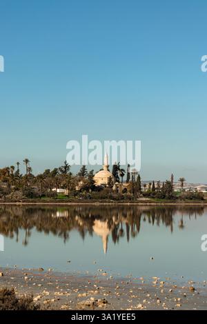 Larnaca, Chypre- 18 décembre 2024 : vue extérieure de la mosquée Hala Sultan Tekke de l'autre côté du lac salé de Larnaca Banque D'Images