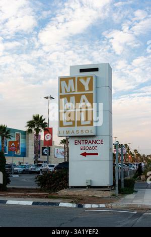 Limassol, Chypre- 19 décembre 2024 : panneau du centre commercial My Mall Banque D'Images