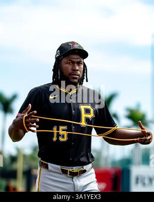 Oneil Cruz, outfielder des Pirates de Pittsburgh, s'étend lors d'un match de baseball contre les Orioles de Baltimore, le samedi 1er mars 2025, à Sarasota, en Floride. (Image de Sport/Alyssa Howell) Banque D'Images
