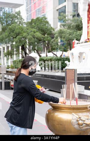 Bangkok, Thaïlande - 11 octobre 2021 : les gens du bouddhisme thaïlandais non identifiés dans le bouddhisme prient pour le culte de bienfaisance par encens et guirlande à Bouddha Or Banque D'Images