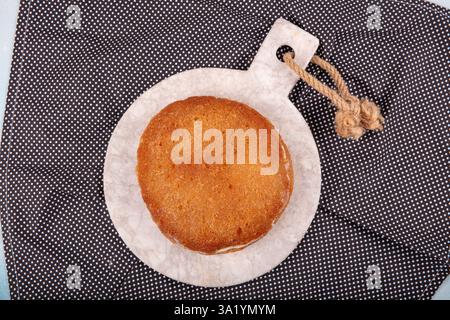 dessert de pâte à pain cuite trempée dans du sirop de sucre, servi avec de la crème fraîche, ekmek kadayifi, ramadan traditionnel et dessert festif. Banque D'Images