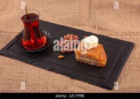 dessert de pâte à pain cuite trempée dans du sirop de sucre, servi avec de la crème fraîche, ekmek kadayifi, ramadan traditionnel et dessert festif. Banque D'Images
