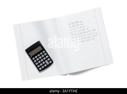 Copybook avec formules mathématiques manuscrites et calculatrice isolé sur fond blanc Banque D'Images