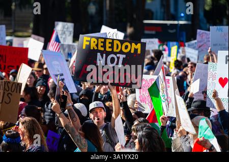 Un manifestant à la marche nationale anti-Trump de 50501 tient un panneau liberté, pas fascisme dans la foule devant le bâtiment du Capitole de l'État. Banque D'Images
