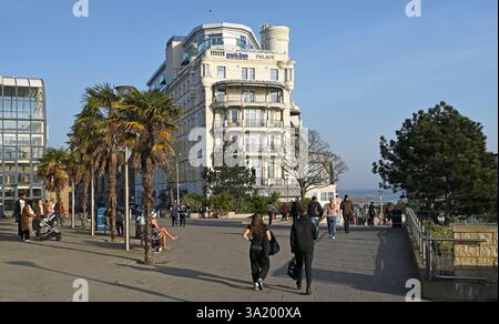Le Park Inn Palace Hôtel comme vue de l'ouest à travers Royal Square au sommet de Pier Hill, Southend on Sea, ville de Southend, Angleterre. ROYAUME-UNI. Banque D'Images