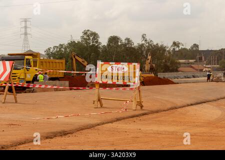Un chantier de construction routière à Enugu, au Nigeria, avec un panneau « route fermée » en mars 2025 Banque D'Images