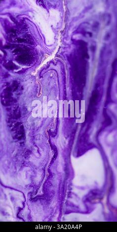 Liquide pétillant. Marbre Peinture brillante de couleur blanche violette floue dans le mélange liquide de particules d'eau versant sur fond de lumière bokeh abstrait. Banque D'Images