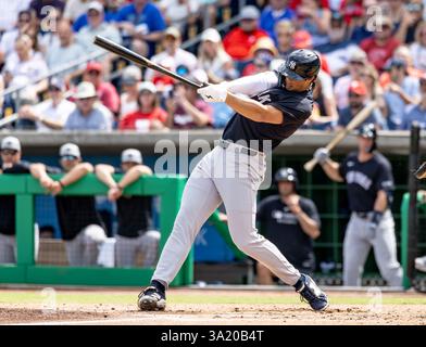 Spencer Jones, outfielder des New York Yankees, frappe un match de baseball contre les Phillies de Philadelphie, mardi 4 mars 2025, à Clearwater, en Floride. (Image de Sport/Alyssa Howell) Banque D'Images