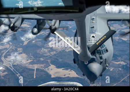 Un MC-130J Commando II affecté à la 193e escadre des opérations spéciales de la Pennsylvania Air National Guard se prépare à recevoir du carburant d’un KC-13 Banque D'Images