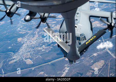Un MC-130J Commando II affecté à la 193e escadre des opérations spéciales de la Pennsylvania Air National Guard se prépare à recevoir du carburant d’un KC-13 Banque D'Images